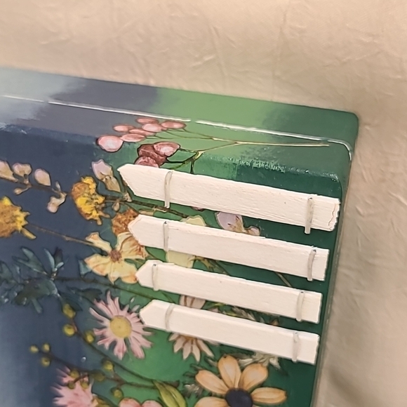 HANDCRAFTED & DECORATED FENCED IN GARDEN WOODEN BOX - Picture 2 of 14